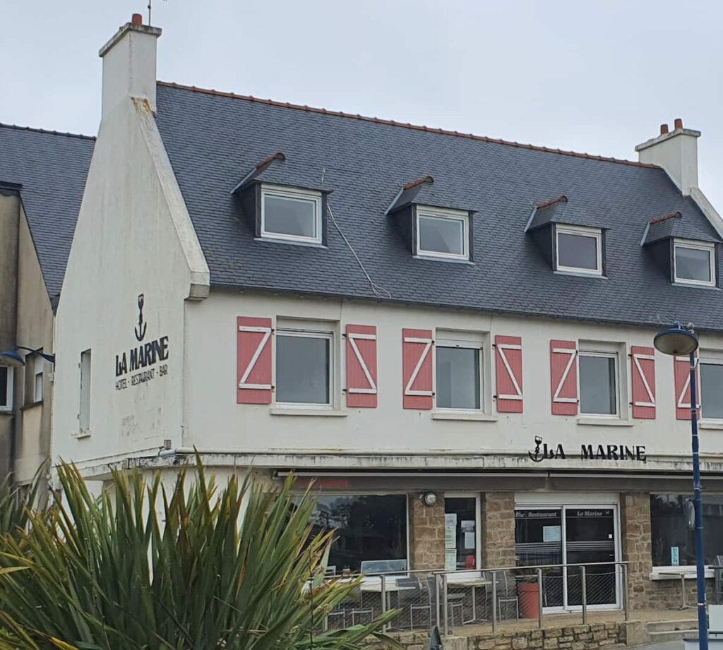 La Marine donne directement sur le port de pêche.