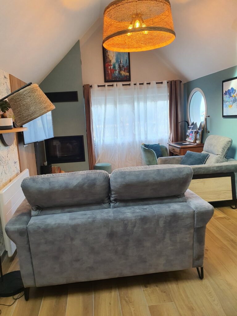 Un séjour cosy décoré avec les toiles du peintre Gérard Porcher sous des lumières tamisées. Une ambiance toute en douceur. Des voilages , des rideaux et des volets roulants pour votre intimité .