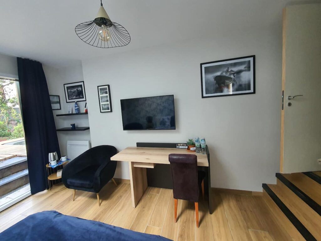 Votre chambre est spacieuse et propose un espace bureau dédié avec un mobilier connecté.LaWiFi est gratuite. Même le télétravail peut se faire sereinement. Votre chambre est adaptée à toutes vos attentes version loisirs ou professionnelles.