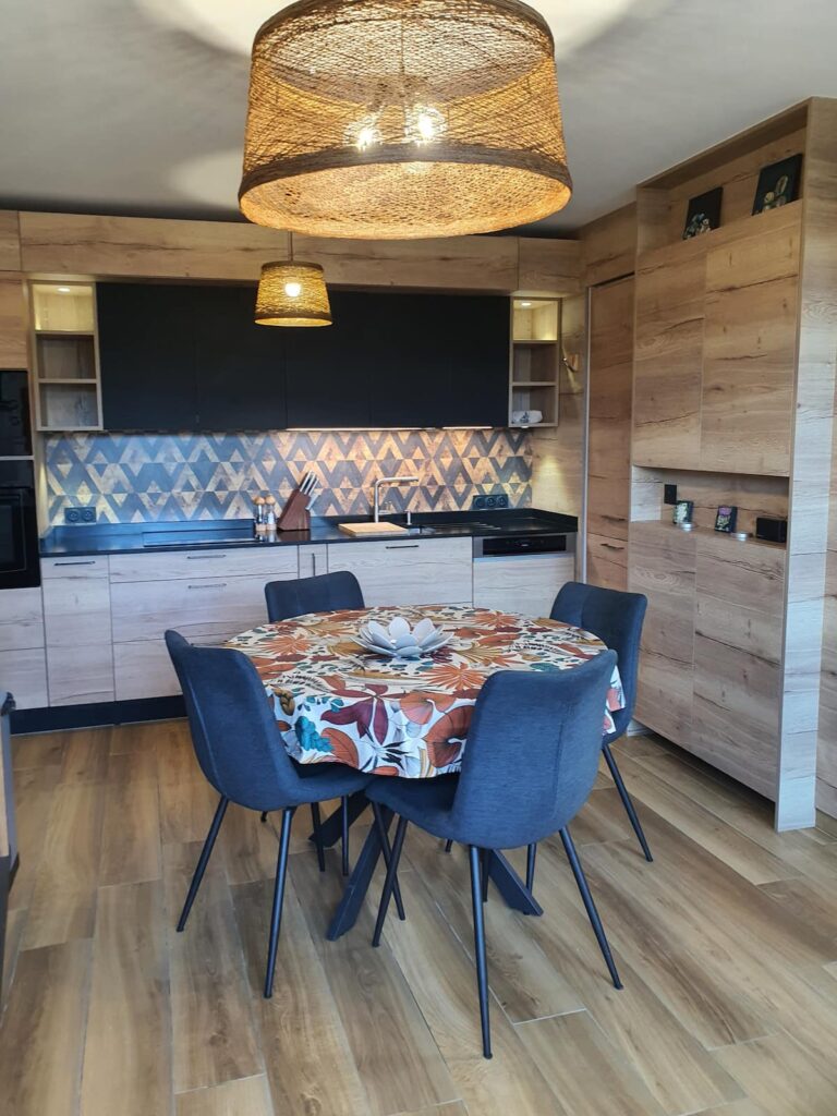 Magnifique cuisine toute équipée avec réfrigérateur combiné, lave vaisselle, four, plaque à induction, micro-ondes , hotte, plan de travail en granit et salle à manger avec meuble de Living intégré.