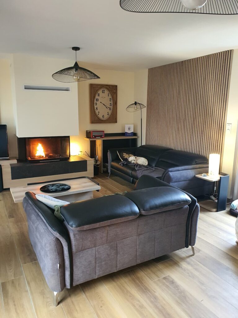 Après une randonnée sur le GR34 , quel Bonheur de se créer un moment d' ÉTERNITÉ ! Chez Ki Bleiz , Le Temps s' arrête... Avec un mobilier designé par "Mobilier de France" et Celio,une cheminée panoramique " Cheminée Philippe ".