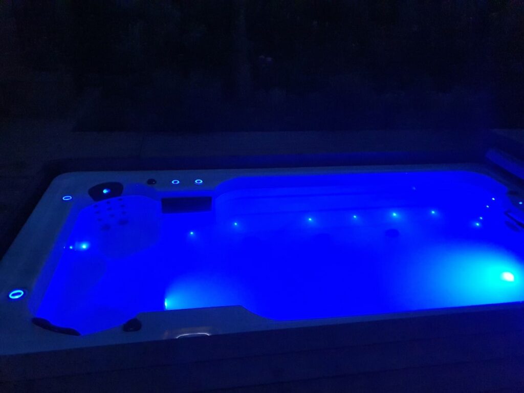 Spa de nage de 10h du matin à 12h , de 14h à 20h en accès libre et en espace partagé. ⚠️Le Spa de nage est ouvert du 1er Mai au 30 Octobre. *Privatisation possible spa/ sauna avec un Supplément sur les horaires suivants: -12h à 14h - 20h à 22h