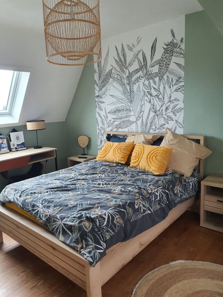 Un lit 140/190 avec un matelas et un sommier à latte signés Celio collection Forest pour un confort irréprochable. Nuit reparatrice et douce assurée.