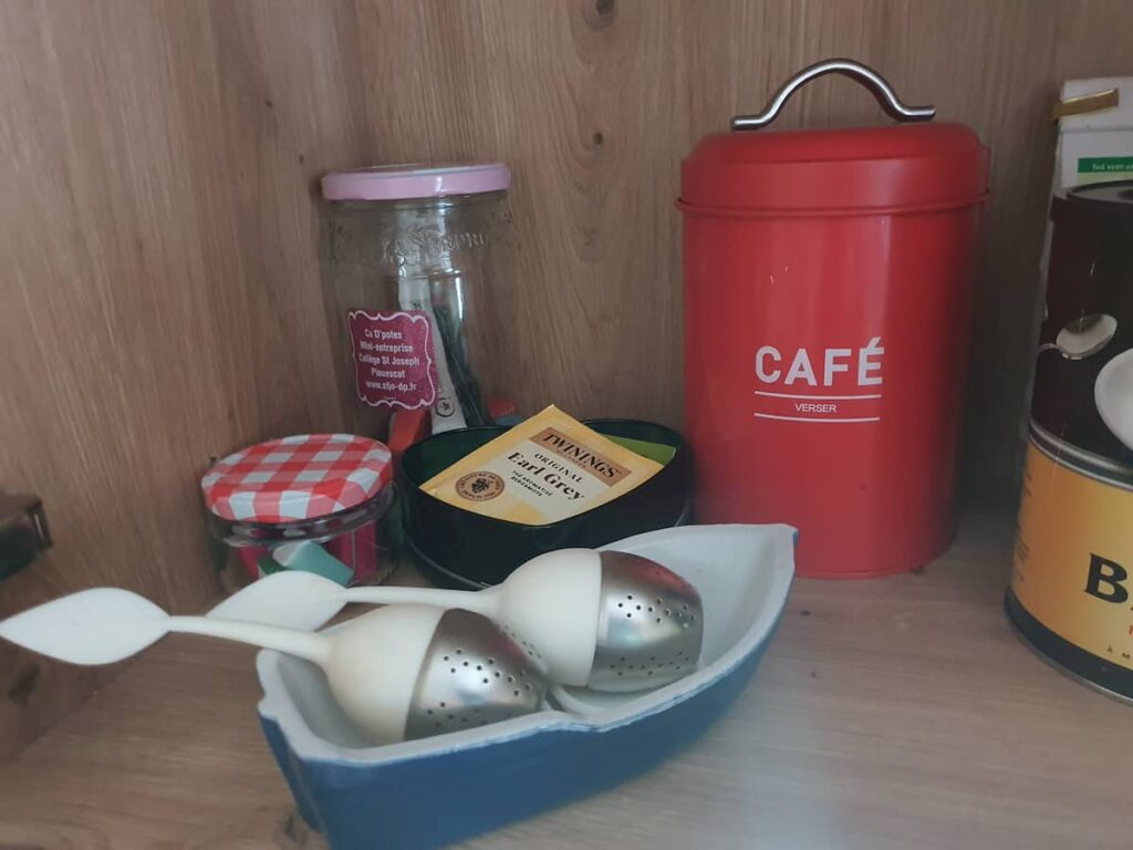 Vous trouverez du café, du thé, des infusions , du chocolat , du sucre dans un kit de bienvenue. L'Hospitalité est une Signature.