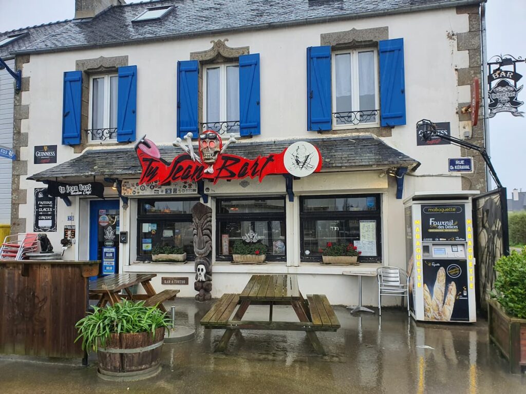 À 200 mètres de Ty Gard , vous trouverez un distributeur de baguettes fraîches... Mais Attention! Vous êtes aussi au Ty Jean Bart! Chez TITO! Une Personnalité de Mogueriec! Un Pirate plein de noblesse dont vous adorerez faire la connaissance.