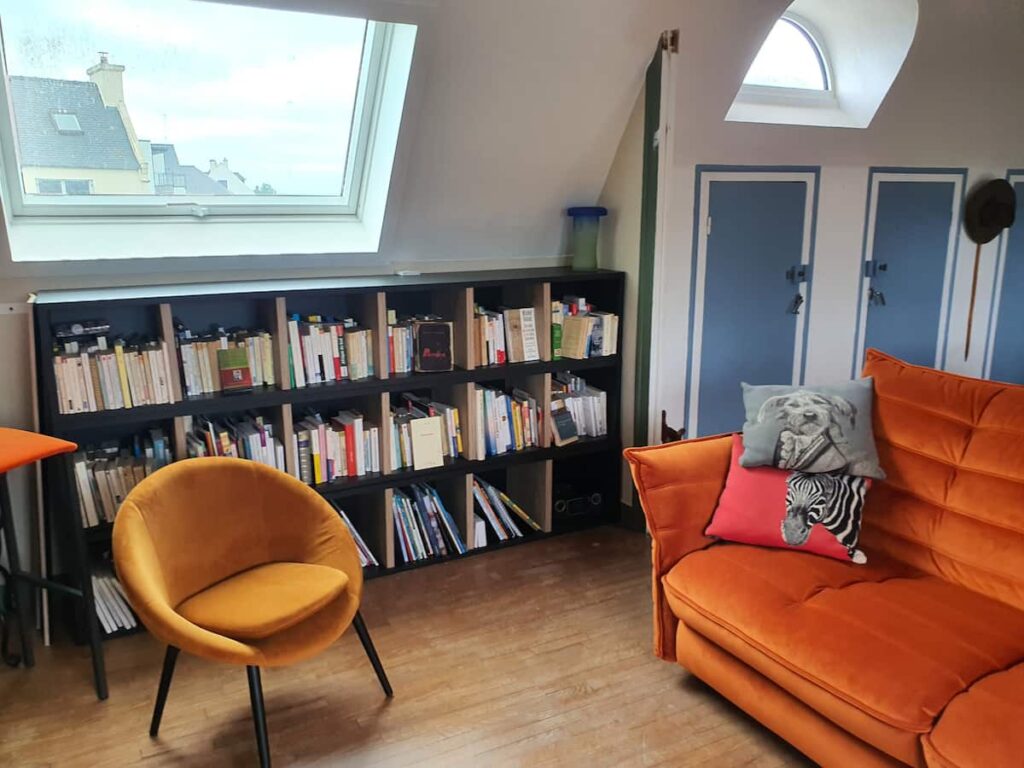 Un grand espace à la lumière traversante avec une vue côté mer et une vue côté jardin, un grand volume de 40 m2 doté d' un espace bibliothèque signé Celio ,collection Eiffel et télévision Sony.