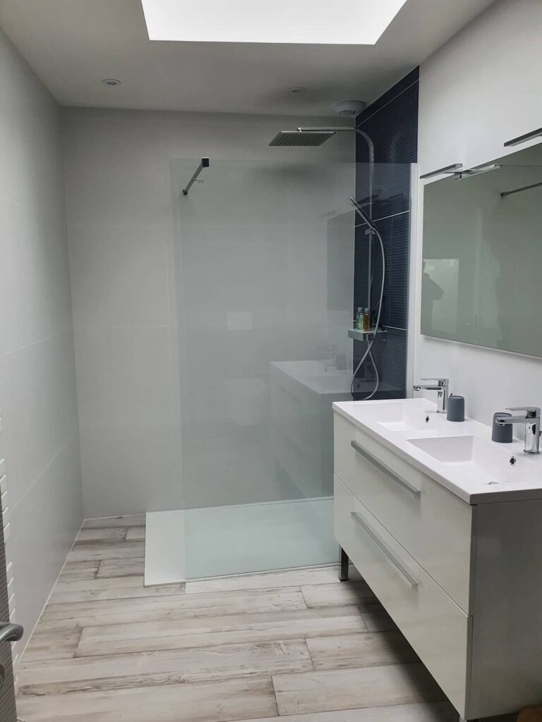 Dans le tiroir de votre meuble de lavabo, vous trouverez un Kit d' hygiène féminine, un produit démaquillant, un échantillon de crème pour vous dépanner et un sèche cheveux.