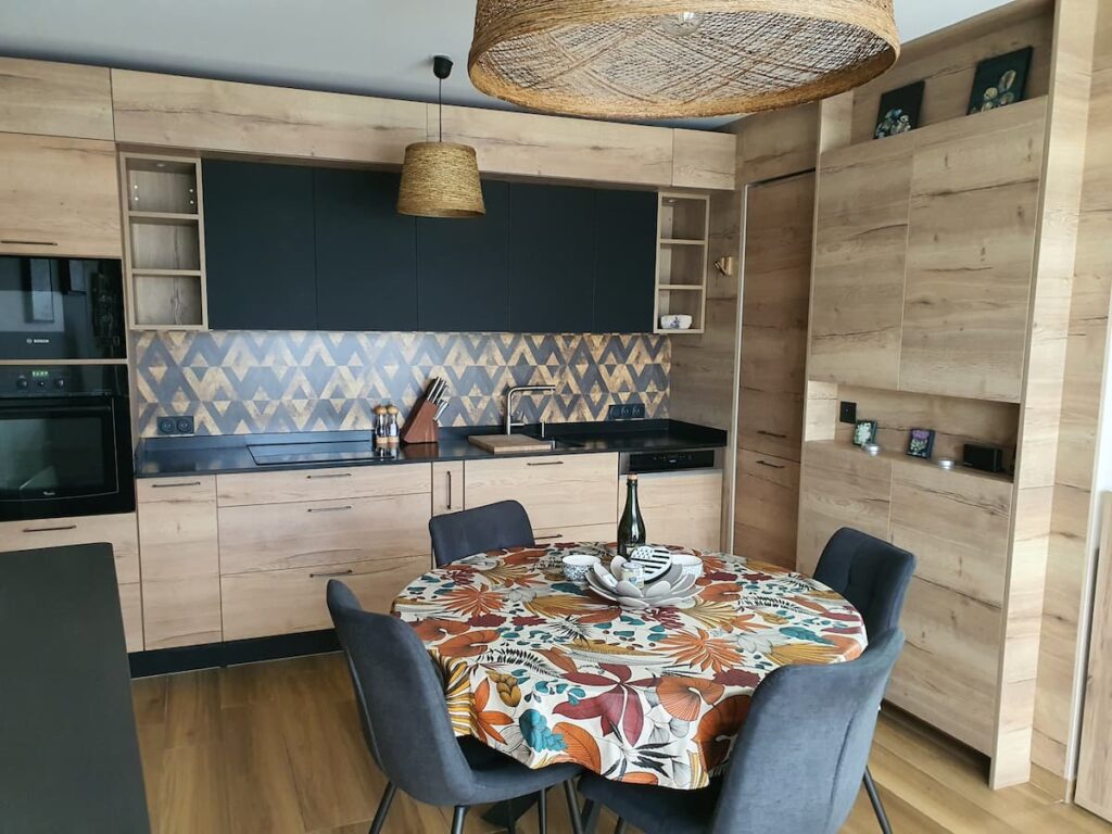 Votre bloc Cuisine dans des matériaux haut de gamme : Chêne clair, granit du Zimbabwe, électroménager de luxe. Vous vous sentirez comme à la Maison !