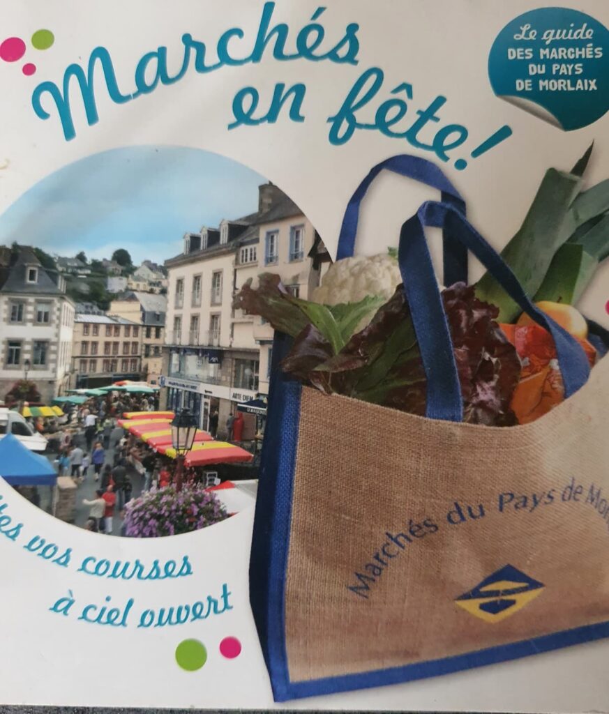 Le Pays Léonard et la Baie de Morlaix, c'est une kyrielle de petits marchés locaux . Vous ramènerez de vos escapades des légumes et des fruits délicieux : Choux- fleur, artichauts, tomates fruitées, oignons rosés de Roscoff, fraises de Sibiril !