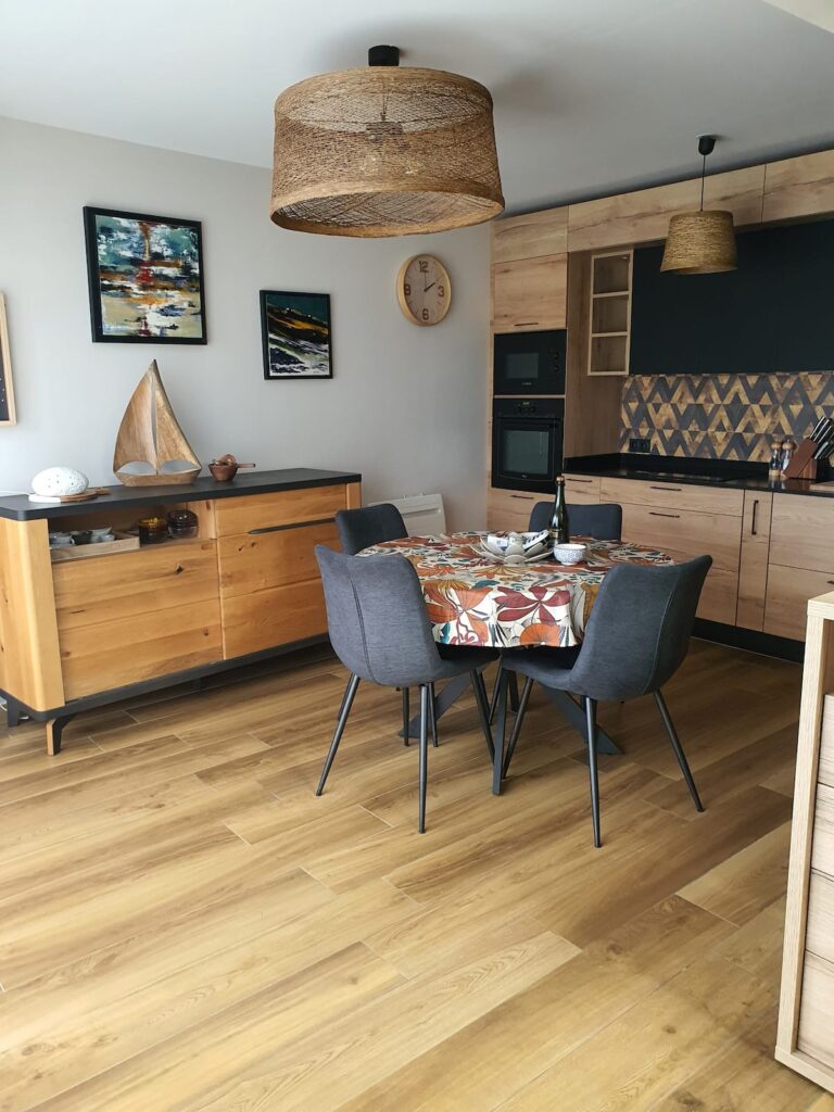 Une ambiance feutrée et douce dans des tons de bois clair. Un sol en carrelage imitation parquet très chaleureux et pratique. Vous êtes tout de suite à l'aise!