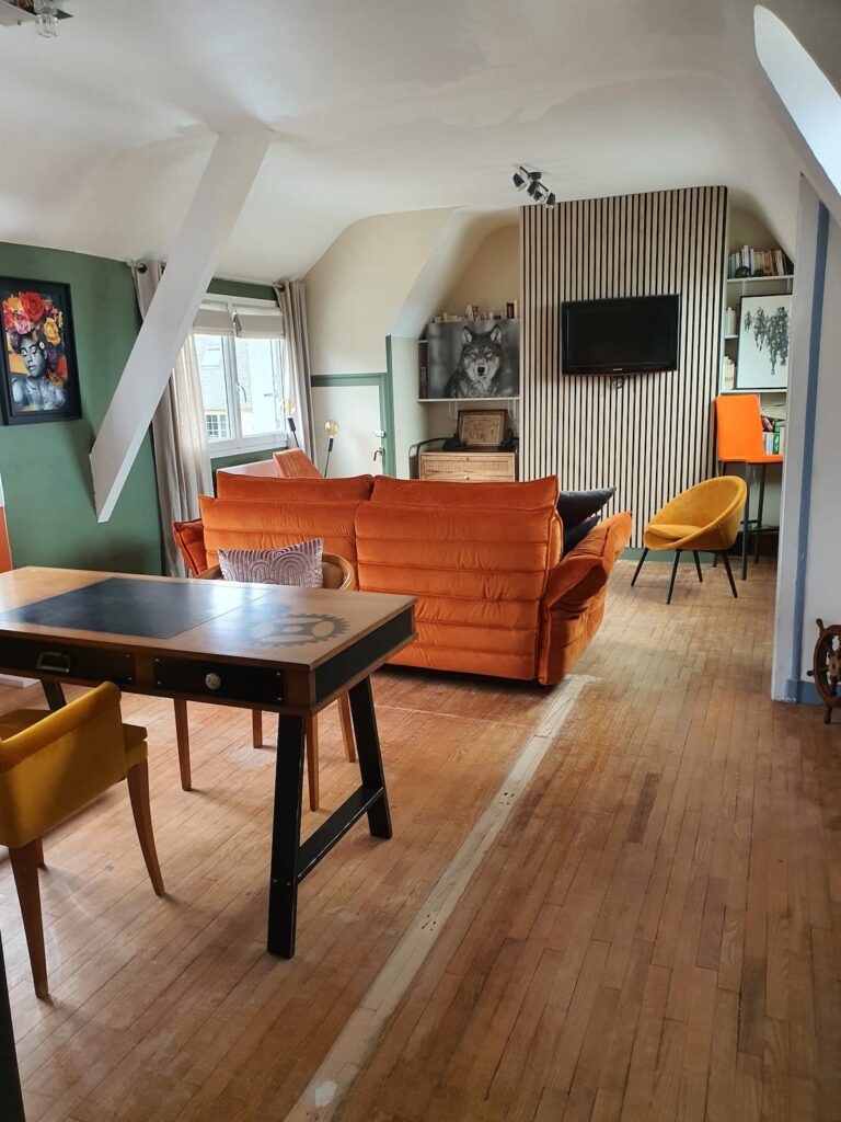 Un grand convertible modèle Opéra de Mobilier de France, un bureau et sa bibliothèque à votre disposition.