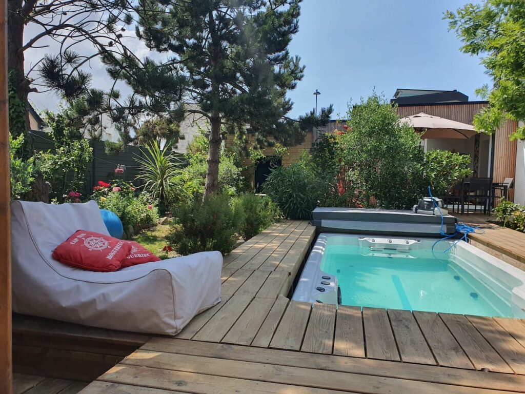 Dans la Maison d' Hôte mitoyenne à votre logement, arrêtez le temps un instant! Parmi les roses et les pins, jaccuzi,spa de nage, sauna, transats, tisannerie. Un espace privatisé sur simple réservation ! 100% Bonheur ! 100% pour vous seuls!