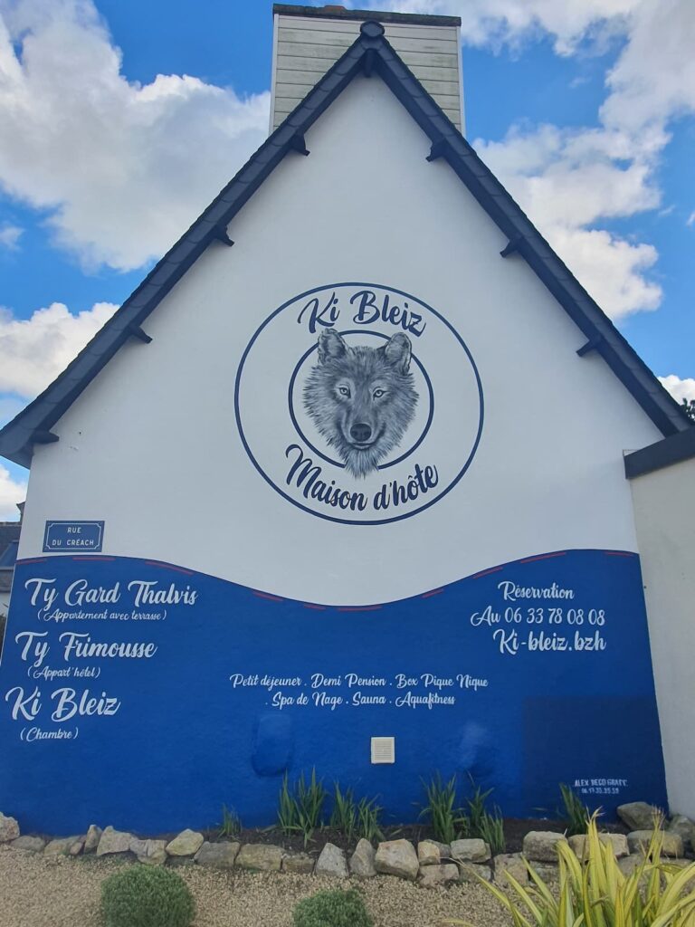 Votre Maison d' Hôte Ki Bleiz est très facile à trouver au coeur de Mogueriec grâce à son pignon décoré avec l' emblématique chien- loup qui veillera sur vos vacances...Ki Bleiz signifie en Breton " Chien - Loup".