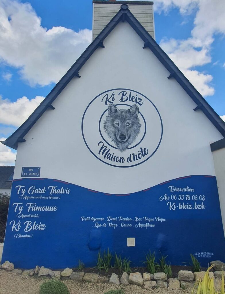 Facile à trouver ! Votre Maison d' Hôte Ki Bleiz( chien loup en Breton) est reconnaissable à sa tête de loup sur le pignon et se trouve à 200m du GR 34!
