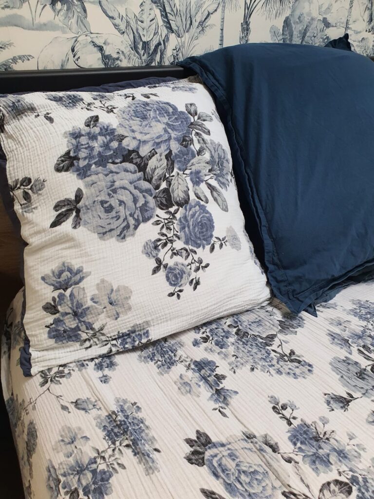 Le Coton froissé : Un choix écologique pour un engagement dans l' obtention d' un Eco label responsable. .Pas de repassage du linge de lit. Un drap 100 % coton. Addict(e) des lits avec taies repassées et amidonées s' abstenir!