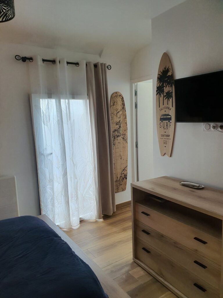 Une porte vitrée donne sur la deuxième terrasse privative fleurie . Elle permet une aération parfaite de la chambre. Les Rideaux et double rideaux offrent une occultation de qualité.