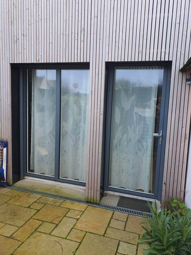 Une entrée soignée et de très beaux rideaux pour votre intimité. Derrière les portes vitrées, votre séjour.