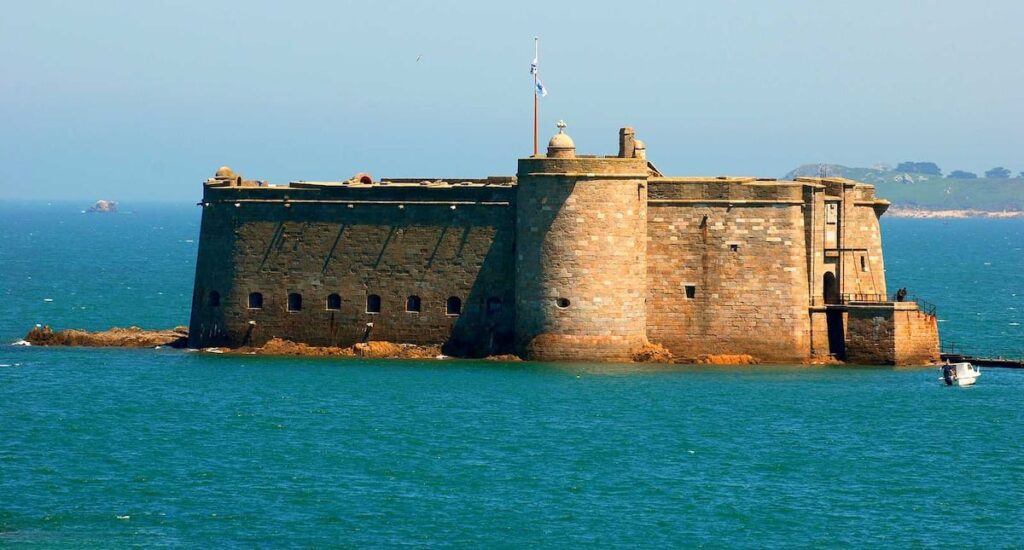 Le château du Taureau, face à Carantec.