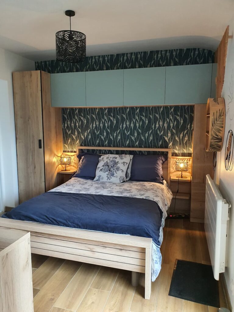 Et Voici votre chambre ! Une Literie haut de gamme. Collection Forest de Celio. Une commode, une penderie, des placards. De quoi vous installer comme à la Maison !