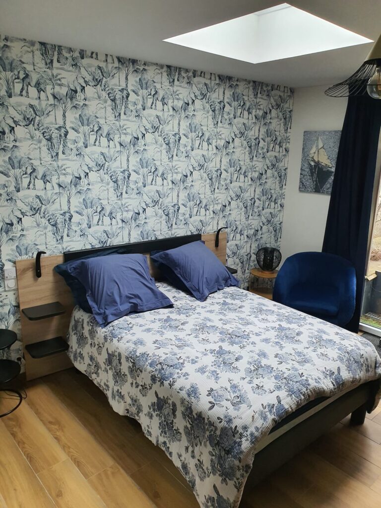 Une tête de lit avec des liseuses et des doubles chevets pour plus de confort. Le Design? Mobilier de France et Celio et sa collection First :une Marque de haute qualité.