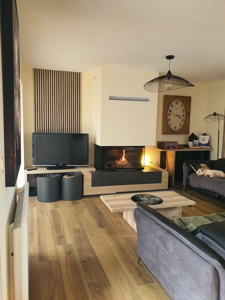 Un vaste séjour avec un mobilier au design soigné .