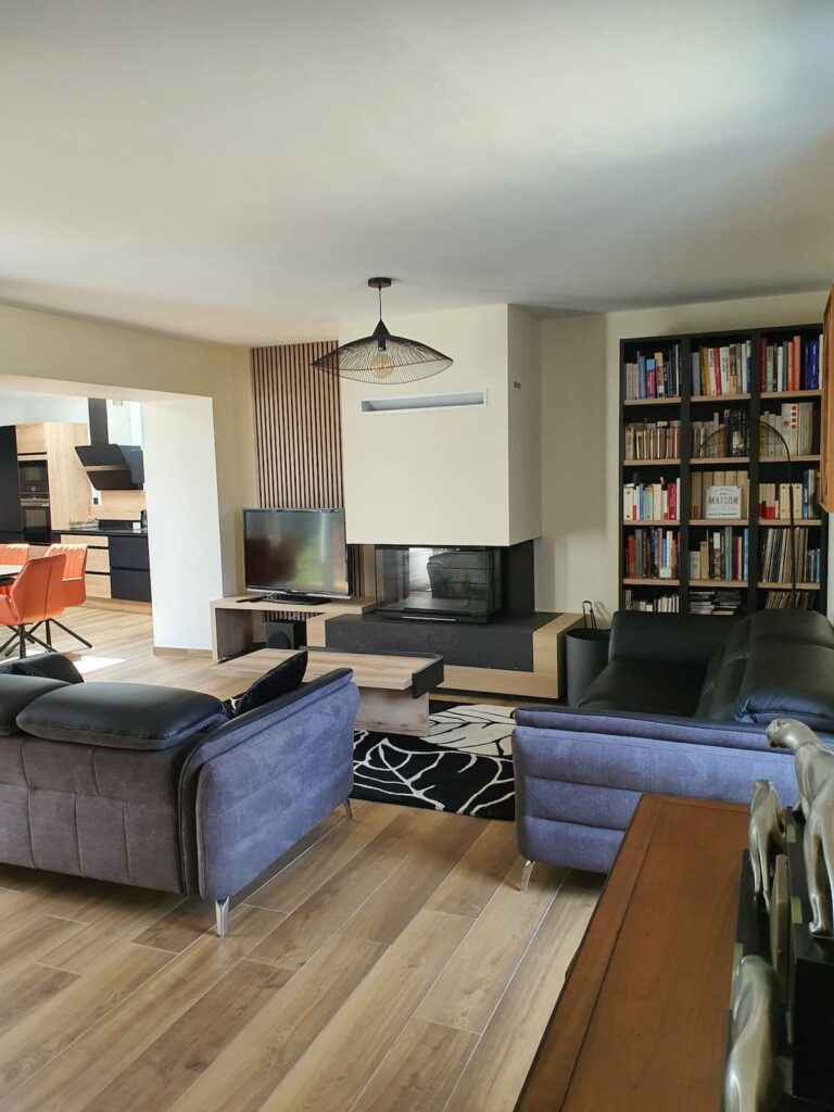 Superbe cheminée panoramique et Bibliothèque pour une flambée le soir avec la plancha "ki bleiz Artichauts " , la " St Jacques et tagliatelles de légumes " ou la plancha " Roguennic". Ambiance Jazz, classique ou Pop... Une collection deVinils aussi