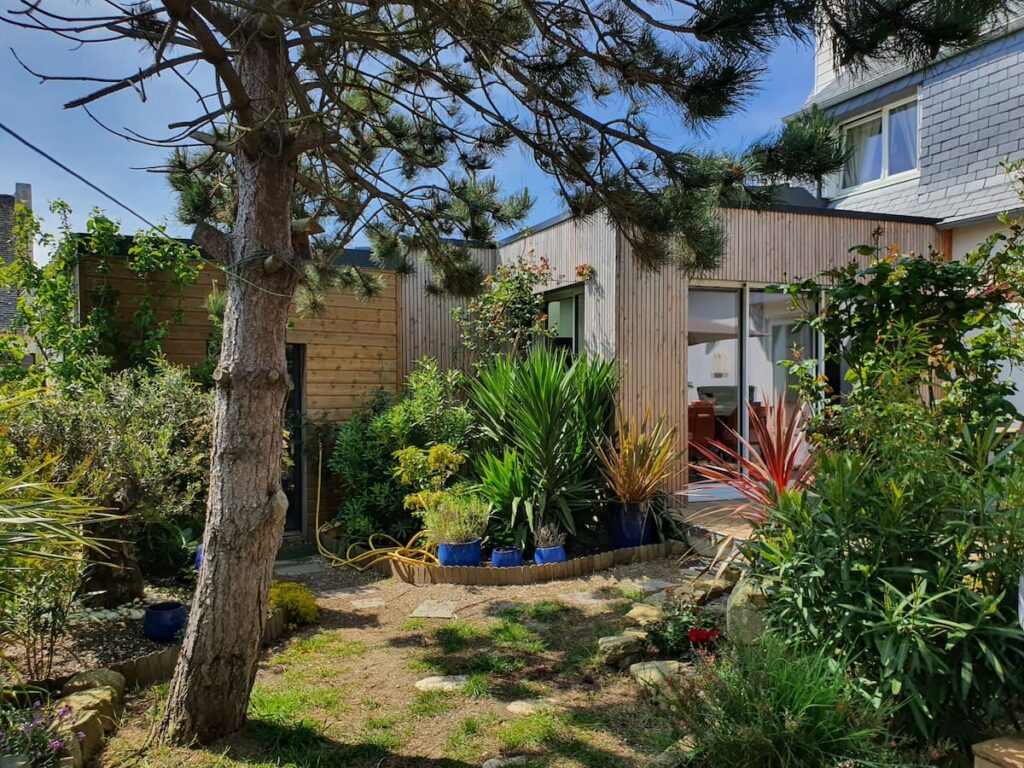 Un magnifique jardin cosy parmi les roses et les oliviers.Hamac pour votre sieste sous le pin .Et si vous comptiez les roses et les Agapanthes avant de vous endormir...