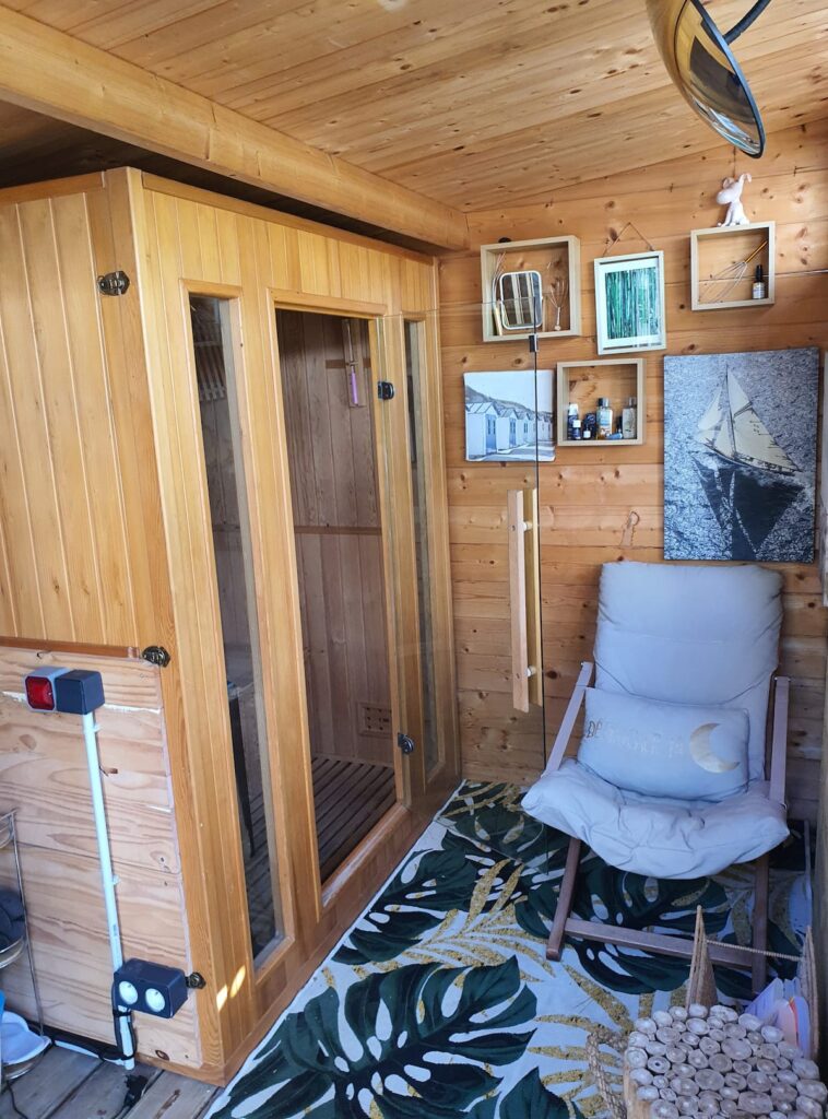 Bienvenue dans votre sauna nordique à vapeur cosy ! Peignoirs , huile essentielle, banc de massage Shiatsu, tisannerie à votre disposition pour toutes les déclinaisons du Bonheur.