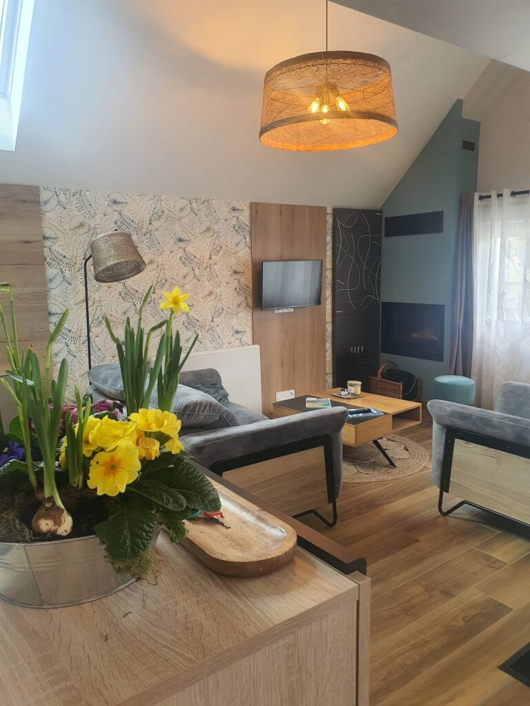 Des fleurs, des bougies, des tableaux: Une déco pensée pour faire de Ty Gard Thalvis votre Maison du Bonheur .