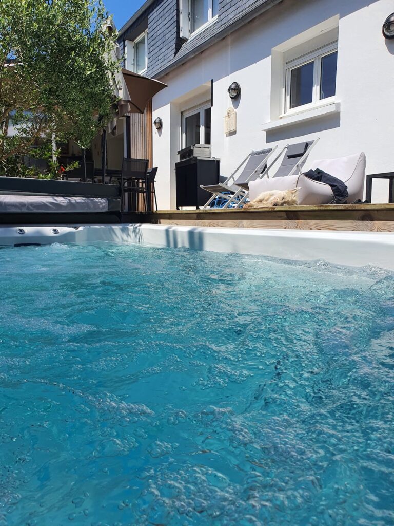 Un spa de nage avec jacuzzi et nage à contre courant.