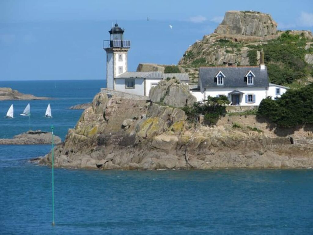 La plus célèbre carte postale de Bretagne sous vos yeux.
