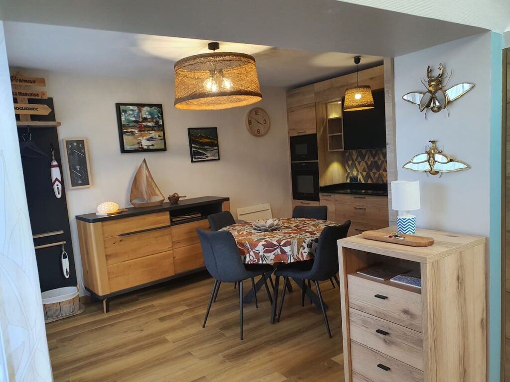 Dans l' entrée, un semainier où vous trouverez l'essentiel : *Votre trousseau de clef. *Le guide de votre logement pour répondre simplement à toutes vos questions éventuelles. *Une boîte de premier secours dans le tiroir du bas.