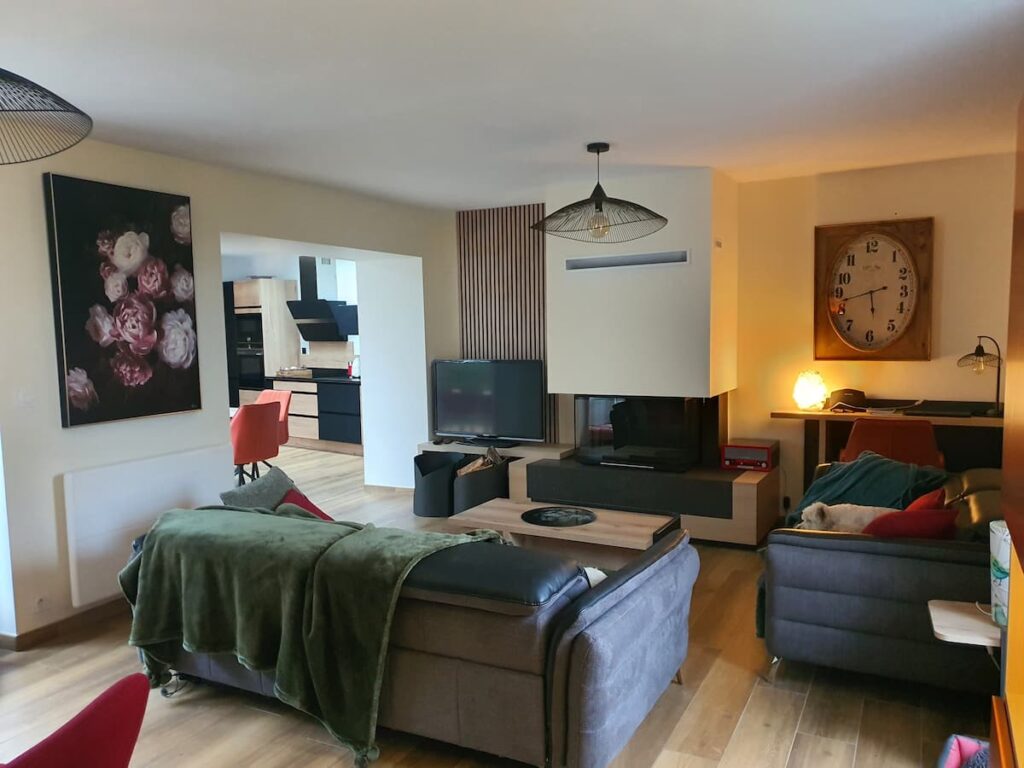 Vous apprécierez le cuir moelleux des canapés et les lumières tamisées du séjour de Ty Frimousse.