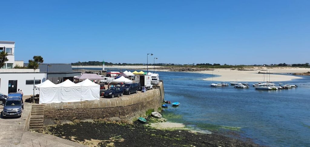 L' été, surtout ne pas oublier votre rendez-vous sur le port le jeudi de 16h à 21h! Odeurs de crêpes, retour de pêche , charcuterie, souvenirs. Un vrai Marché qui fait vibrer vos papilles! Danses et chants Bretons pour le plaisir ! Allez-y !