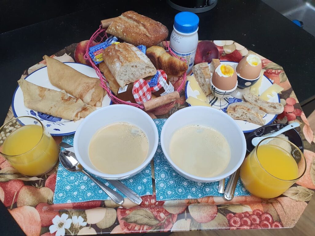 Votre Petit déjeuner est inclus dans le tarif de votre nuitée. Il est servi dans le séjour ou au jardin. (8h/10h) Version gourmande" comme j' adore!" ou diététique. Au choix! Si vous aimez les grasses matinées, il y a le Brunch de 11h à 13h.(15€)