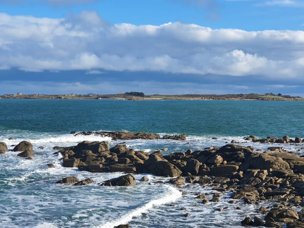 Chez Ki Bleiz ,découvrir la côte des Sables est une aventure sans fin.