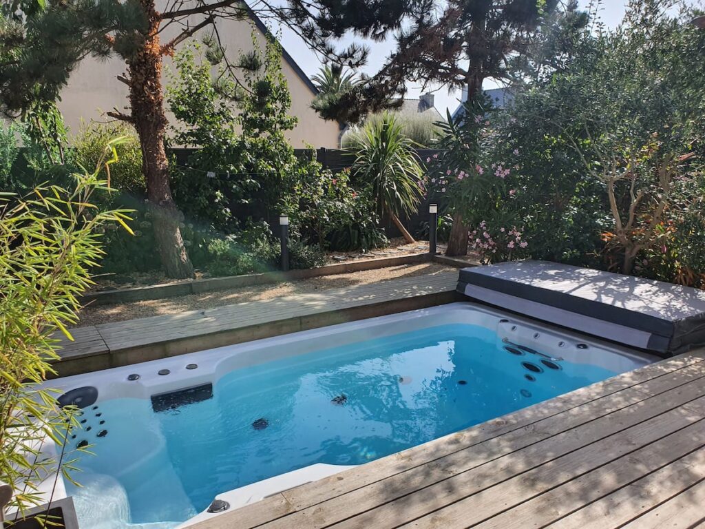 Et puis votre Spa sous les pins ...Le Bonheur simplement.