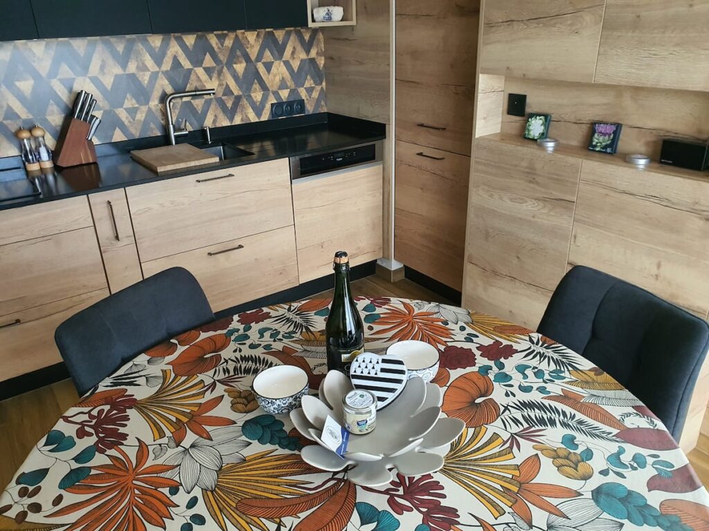 Un accueil chaleureux et une dégustation Patrimoine. Aux antipodes de la boîte à clef et des arrivées autonomes , je vous accueillerai moi même avec plaisir et vous donnerai toutes les informations essentielles à un séjour réussi! Degemer Mat!.