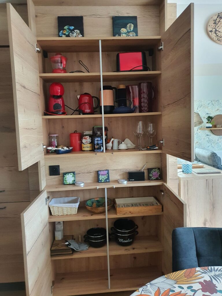 Un équipement très complet! Presse agrume, bouilloire, machine à café Dolce gusto, machine à café à filtre, Brita, cruche,grille pain, nécessaire à huîtres et couverts à crustacés, casserole à moules, marmite, blender...