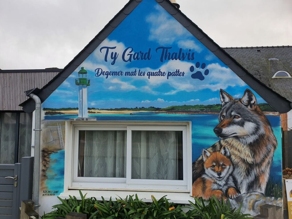 "Degemer Mat les 4 pattes!" c' est la devise de votre logement Ty Gard Thalvis. Les animaux sont mes invités privilégiés.