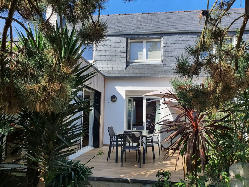 Une belle terrasse intime et équipée d' une plancha électrique Krampouz.