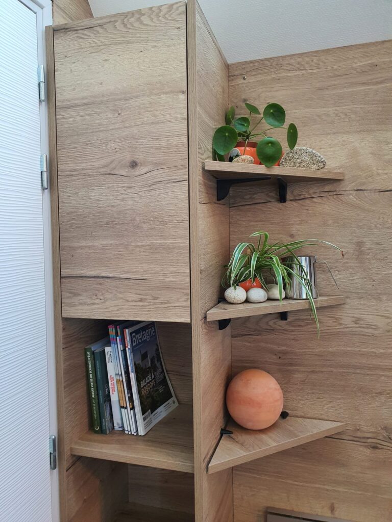 Des ouvrages sur la Région à découvrir ainsi que des romans dans une petite bibliothèque intégrée. Un espace de rangement pour vos documents.