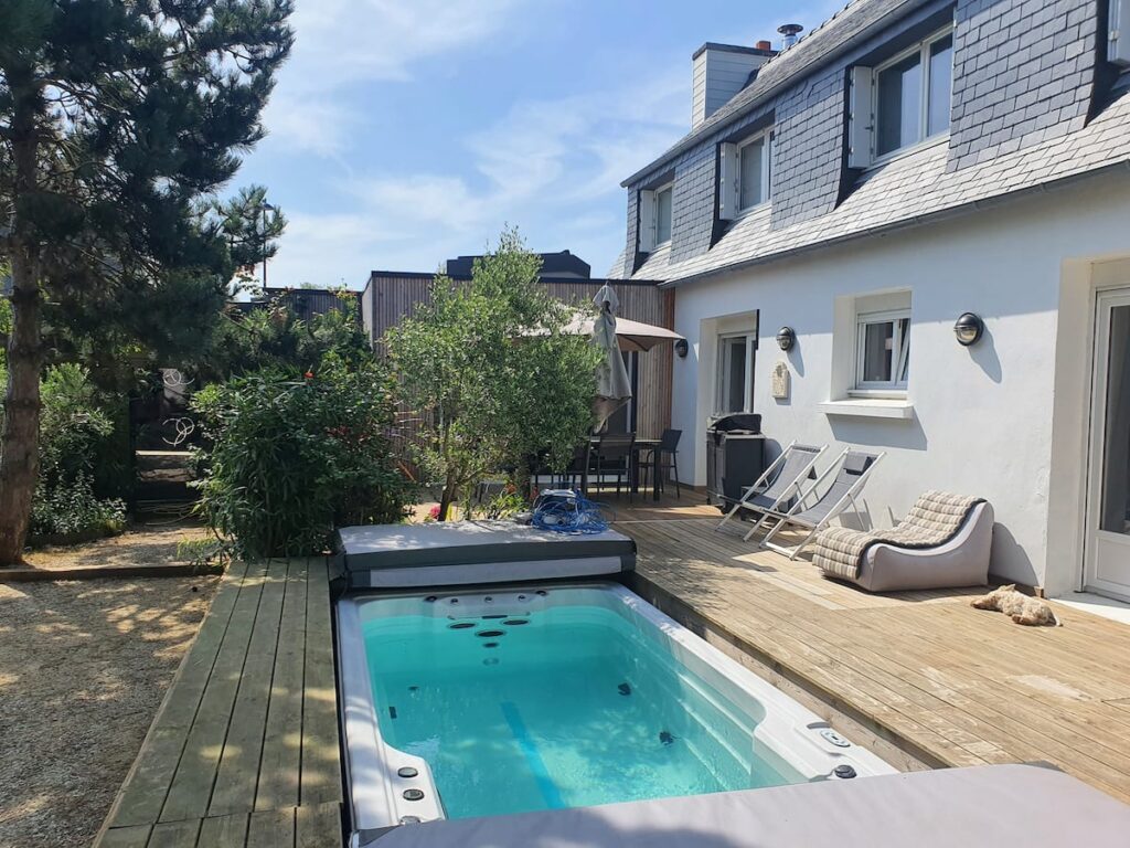 Un bassin technique de 4m60 sur 3m . Spa et sauna ouverts du 1er Avril au 15 Octobre.