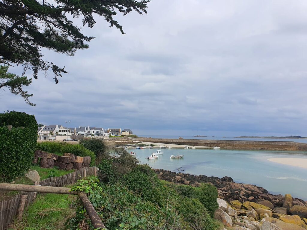 Le port de Moguériec se laisse découvrir par les sentiers côtiers avec toutes les nuances des 4 saisons. Variation de bleu.