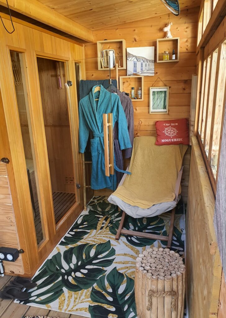 Le rituel Sauna arrête soudain les aiguilles du Temps. il vous suffit de fermer les yeux. La porte se ferme et vous voilà seul(e) dans la vapeur et la chaleur de menthe poivrée ou d' eucalyptus.