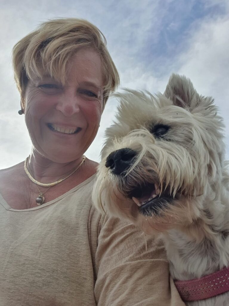 Coucou! Isabelle, votre Hôte ! Heureuse de vous faire découvrir les secrets de Mon Finistère !!! Et de bichonner votre Toutou...