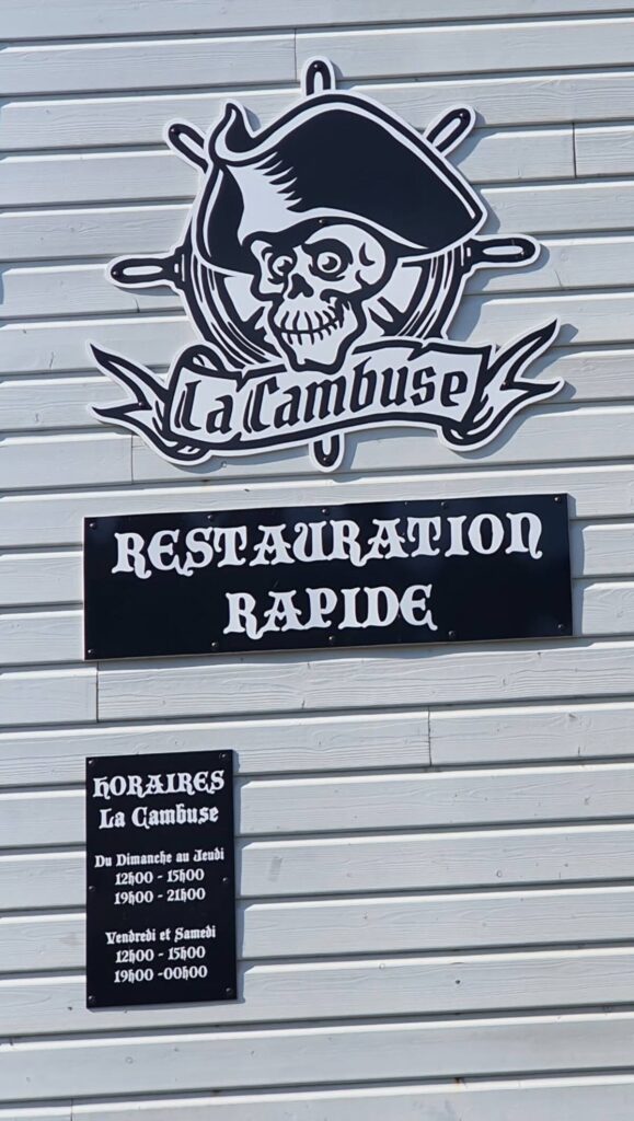 La Cambuse fera certainement votre Bonheur : Fish and Chips ,poisson ultra frais, sauce béarnaise divine ! C' est "The Place to be! "Et L' incontournable "Ty Jean Bart "avec ses concerts et son Patron TiTo!!!