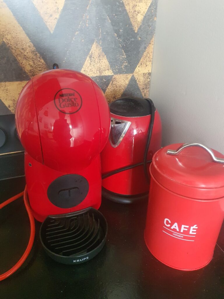Cafetière Dolce Gusto avec sa réserve de capsules offertes ou Cafetière à filtre, vous avez le choix.