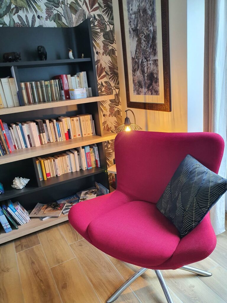Ce fauteuil Cosy de Mobilier de France vous attend pour un moment de Lecture et de Rêverie. Chez Ki Bleiz, on ne fait rien mais on le fait bien...