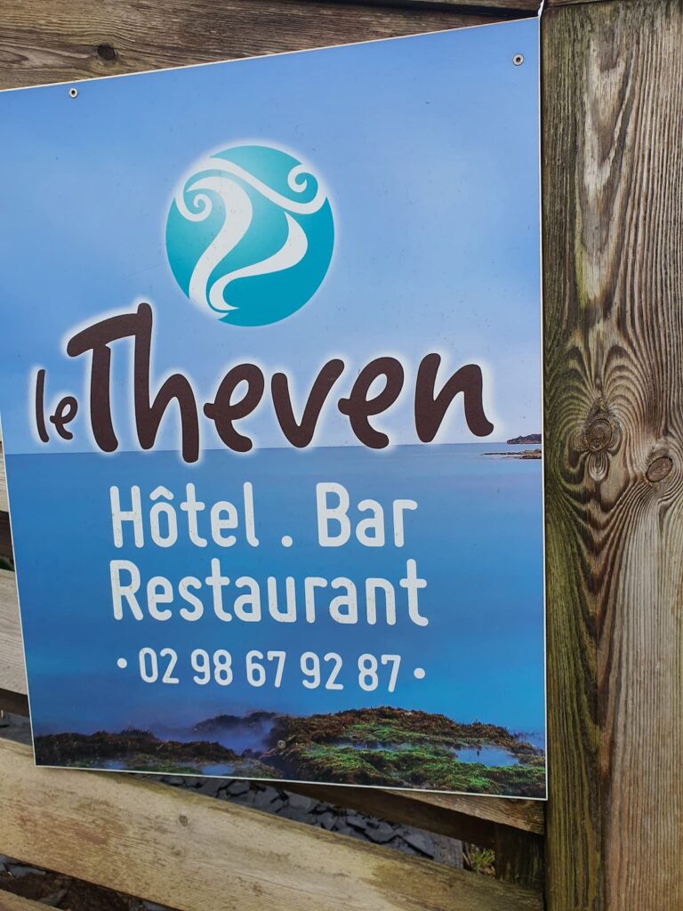 Le Theven? The place to be! Un Lounge Bar inventif face à la mer et un Restaurant gastronomique d' Exception! À découvrir ! Réservation indispensable. Il surplombe" La Mauvaise Grève " à 400m de Ty Gard Thalvis. Panorama Magique.